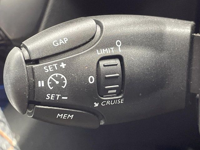 ●レーダークルーズコントロール：前の車との車間距離を一定にとりつつ、一定速度で自動走行してくれる次世代のクルーズコントロール！主に高速道路や自動車専用道路で使用する便利な機能です！