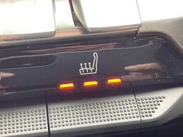 ●フロントシートヒーティング：運転席・助手席共に三段階で調節が可能なシートヒーターを装備しております。季節を問わず快適にご使用いただけます。