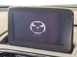 【マツダコネクトナビ】車内の雰囲気にマッチした一体型タイプのナビ。各種車輌設定やBluetooth再生等、様々な機能が楽しめます。直感的なダイヤル操作が可能で、使い勝手も良好です。
