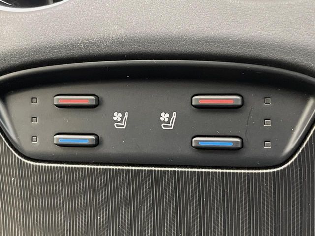【シートベンチレーション】夏場は涼しい風でお尻や背中の熱やムレを防ぎ、冬はエアコンよりも早く温まってポカポカに！季節を問わず快適に過ごせます。
