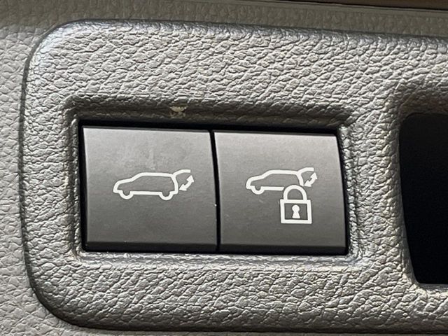 【パワーバックドア】スマートキーや運転席のボタンを押すだけでリアゲートが自動で開閉します！荷物を持っている時や、高い位置にあるバックドアを閉める際に便利な機能です♪