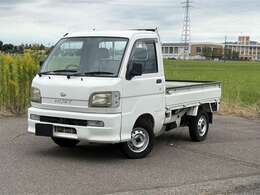 車両の品質管理は室内展示場を完備しておりますので、品質を保った状態の車両をご覧いただけます。