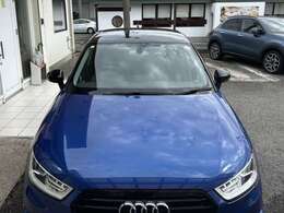 ボディカラーは、セパンブルー×ブリリアントブラックコンストラスルーフとなります。限定375台のお車となります。