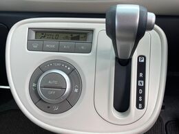 【オートエアコン】一度お好みの温度に設定すれば、車内の温度を検知し風量や温度を自動で調整。暑い…寒い…と何度もスイッチ操作をする必要はありません。快適な車内空間には必須の機能ですね♪