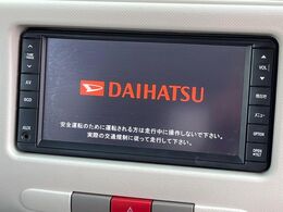 【純正ナビ】人気の純正ナビを装備しております。ナビの使いやすさはもちろん、オーディオ機能も充実！キャンプや旅行はもちろん、通勤や買い物など普段のドライブも楽しくなるはず♪