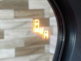 【ブラインドスポットモニター（BSM）】車線変更時に車両後方から来る車両を検知し安全をサポートする装置です。