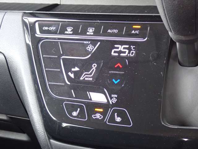 フルオートエアコンで車内はいつも快適です♪前席シートヒーターで寒い時でも快適です♪