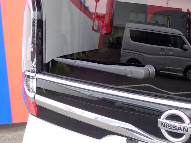 雨の日のバックも視界スッキリ、リヤワイパー♪