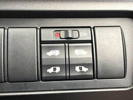 【両側スライドドア】駐車場で隣の車との間隔が狭く乗りにくい時、スライドドアなら安心！ドアオープン時も幅を取らず、開口部が広いので乗り降りがとっても簡単です。大きな荷物の出し入れも後席から可能♪
