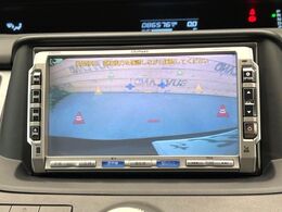 【バックカメラ】駐車時に後方がリアルタイム映像で確認できます。大型商業施設や立体駐車場での駐車時や、夜間のバック時に大活躍！運転スキルに関わらず、今や必須となった装備のひとつです！