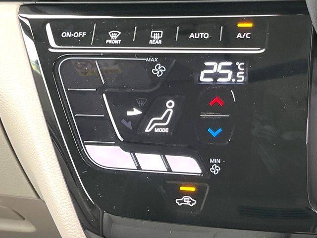 【オートエアコン】一度お好みの温度に設定すれば、車内の温度を検知し風量や温度を自動で調整。暑い…寒い…と何度もスイッチ操作をする必要はありません。快適な車内空間には必須の機能ですね♪