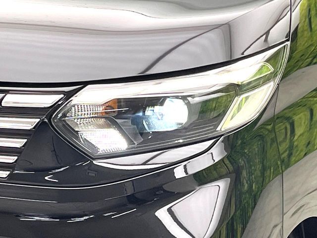 【LEDヘッドライト】悪天候や夜間走行時も良好な視界を確保し安心して運転できる高輝度LEDヘッドライトを装備！点灯速度が早く、消費電力も抑えられています。