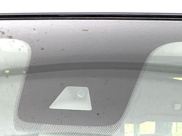 【エマージェンシーブレーキ】走行中に前方の車両等を認識し、衝突しそうな時は警報とブレーキで衝突回避と被害軽減をアシスト。より安全にドライブをお楽しみいただけます。