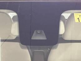 【インテリジェントエマージェンシーブレーキ】フロントカメラで前方の車両や歩行者を検知。衝突しそうな時は衝突被害軽減ブレーキが作動、衝突回避をサポート。より安全にドライブをお楽しみいただけます。