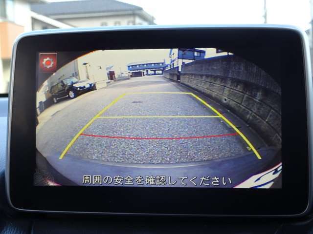 バックモニターが装着されておりレンズも曇りなく綺麗に映ります。