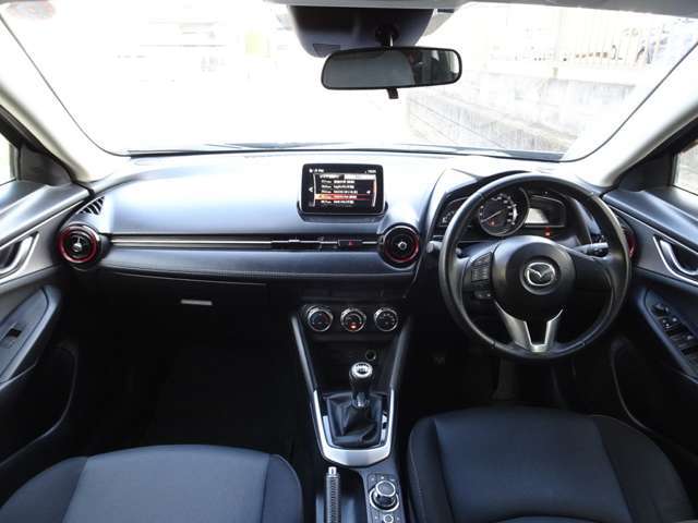 内装も比較的良い状態です。お知らせする大きく目立つようなダメージなどもございません、室内に嫌な臭いなどもございません。