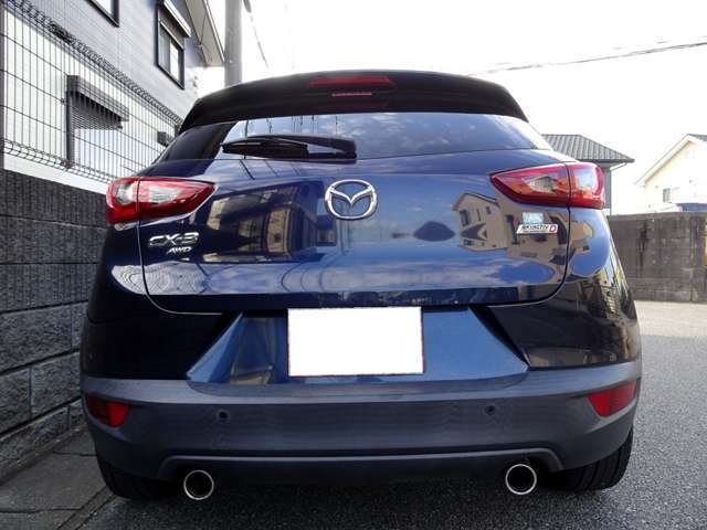 外装も大きく目立つようなダメージなどもなく比較的良い状態を保っております。色あせなどもなく、ボディー全体にもツヤがございます。