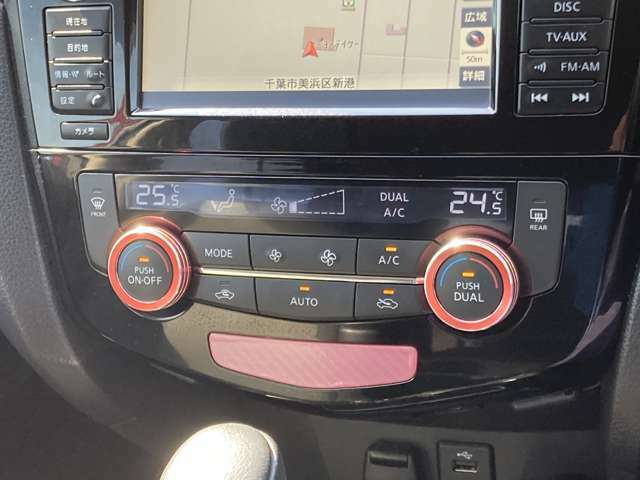 デュアルエアコンとは、運転席と助手席で、個別に温度設定ができる機能です。気温の感じ方は、人それぞれ違うもの。乗る人に優しい機能ですね。