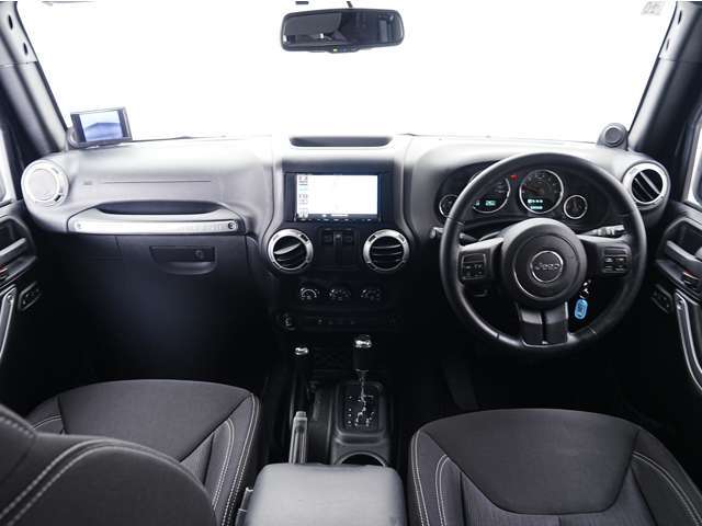 JEEP特有の遊び心溢れるインテリアはドライバーの感情を高揚させてくれます♪是非一度、ご体感下さい！！