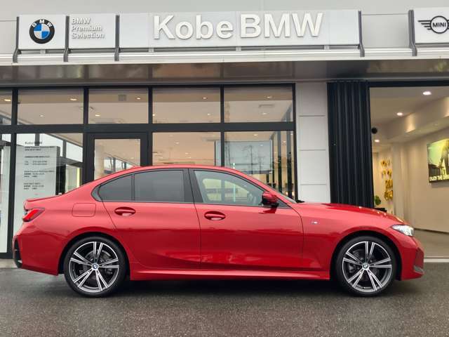 【BMWの伝統-3】BMWのお車は、“駆け抜ける歓び”を体現しております。走行の安定性とコーナリングの良さを追求し、思い通りにハンドルの操作可能です。