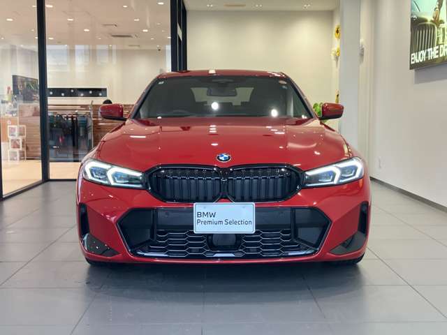 【BMWの伝統-1】BMWの特徴的な“キドニーグリル”は、80年以上続く伝統の形でございます。変わらないこだわりのデザインが、プレミアムブランド“BMW”を創り出します。