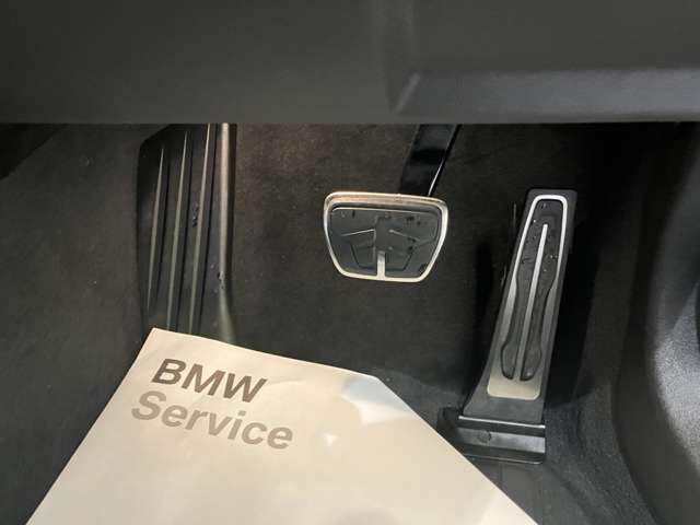 【ペダル】BMWはオルガン式アクセルペダルを採用しています。踏み込む足とペダルが同じ軌跡を描くため、かかとがずれにくく、アクセルコントロールがよりしやすくなるメリットがあります。