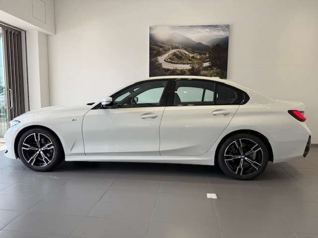 BMWではロングホイールベースの採用をしており、すべての車種に適用され、走行中の安定感の向上されております。また室内空間の広さにも貢献しております。