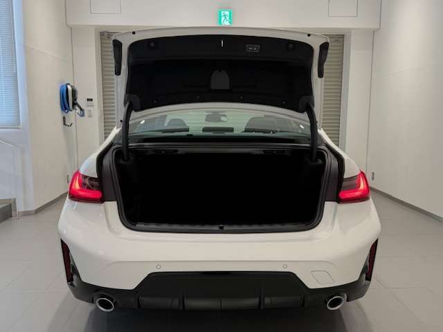 BMWではスペアタイヤが非搭載となるため、スペースは拡大されており、収納スペースとして利用可能。トランクの下にも収納スペースがあり、意外と役に立つスペースでございます。