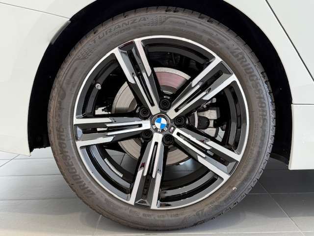 BMWの純正アロイホイールは軽量かつ強度にも優れているホイールで走行性能を引き上げる設計になっております。足元にもBMWは妥協がなくこだわっている個所になります。