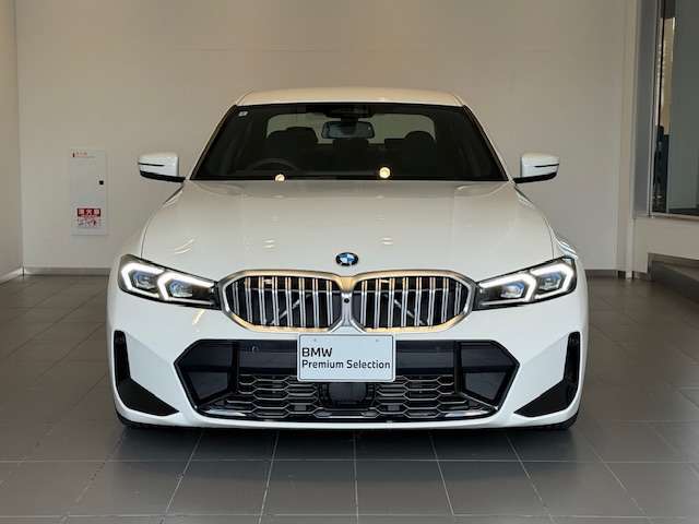 BMW代表的な特徴のキドニーグリル。BMWのすべてのモデルに採用され、BMWらしさを強調しております。