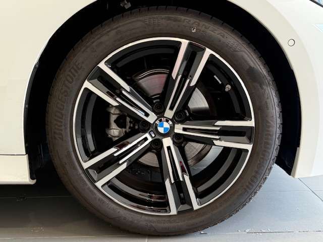 BMWの純正アロイホイールは軽量かつ強度にも優れているホイールで走行性能を引き上げる設計になっております。足元にもBMWは妥協がなくこだわっている個所になります。