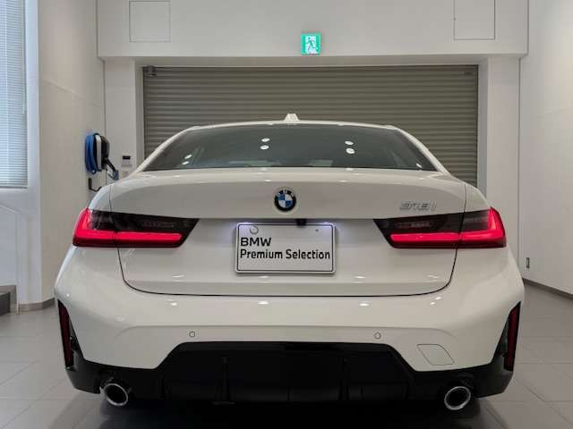 大型のL字型のリアランプもLEDライトを採用。洗練されたデザインにより、シャープなLEDランプの点灯します。後ろからの見た目にもこだわっております。