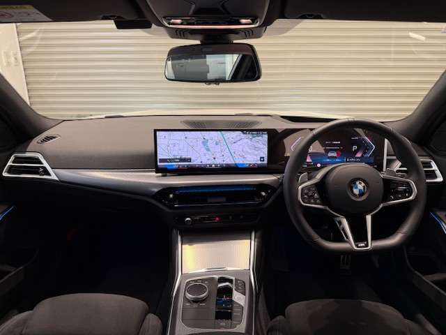 BMWの運転席はドライバーオリエンテッドという構造を採用。ドライバー目線の操作がしやすい設計になっており、ドライブ中にも目線の移動が少なく運転中にも簡単に操作ができます。