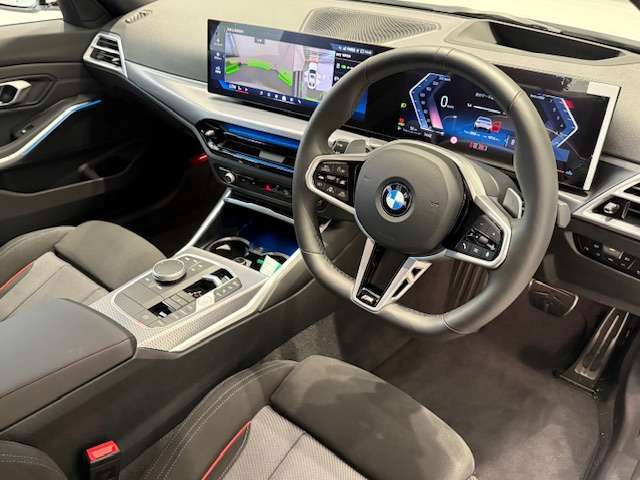 BMWの運転席はドライバーオリエンテッドという構造を採用。ドライバー目線の操作がしやすい設計になっており、ドライブ中にも目線の移動が少なく運転中にも簡単に操作ができます。
