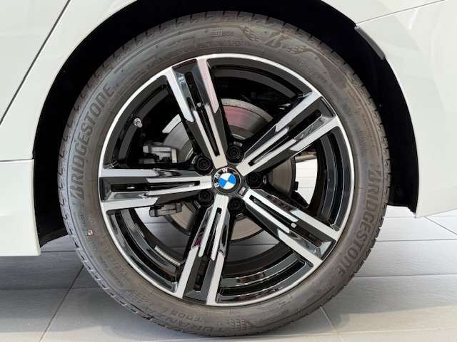 BMWの純正アロイホイールは軽量かつ強度にも優れているホイールで走行性能を引き上げる設計になっております。足元にもBMWは妥協がなくこだわっている個所になります。
