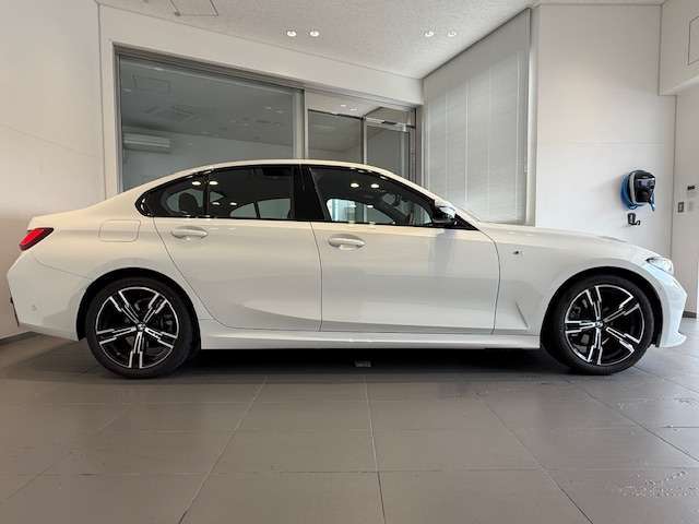 BMWでは重量配分にもこだわりがあり、FRモデルでは50：50とFFモデルでも60：40と前後の重量バランスにこだわり、軽快なハンドリングを実現しております。