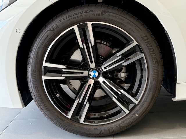 BMWの純正アロイホイールは軽量かつ強度にも優れているホイールで走行性能を引き上げる設計になっております。足元にもBMWは妥協がなくこだわっている個所になります。