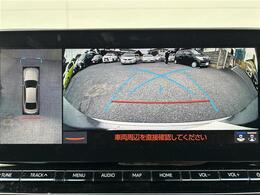 【パノラミックビューモニター】クルマを真上から見下ろした視点で駐車をサポートします。クルマの斜め後ろや真横など、いち早く障害物に気が付くことができます。