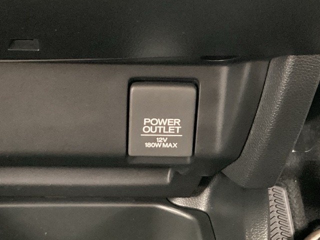 対応のケーブルがあれば車内でスマホなどの充電が可能です☆