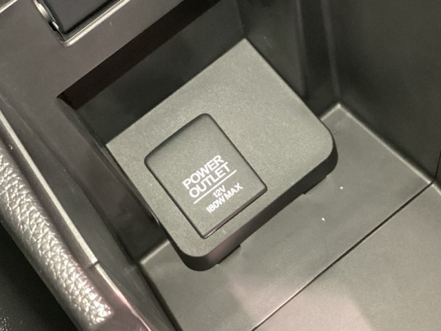 対応のケーブルがあれば車内でスマホなどの充電が可能です☆