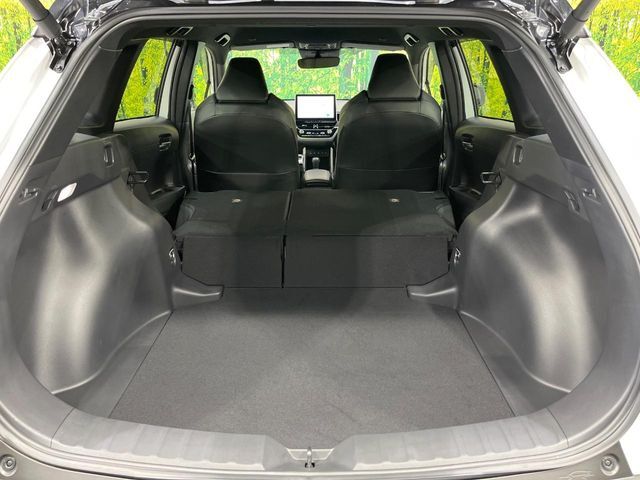 ラゲッジルームは、大容量のスペースを確保。普段のお買い物からレジャーまで、幅広く活躍してくれます！また、リアシートを倒すことでバリエーション豊かにお使いいただけます。