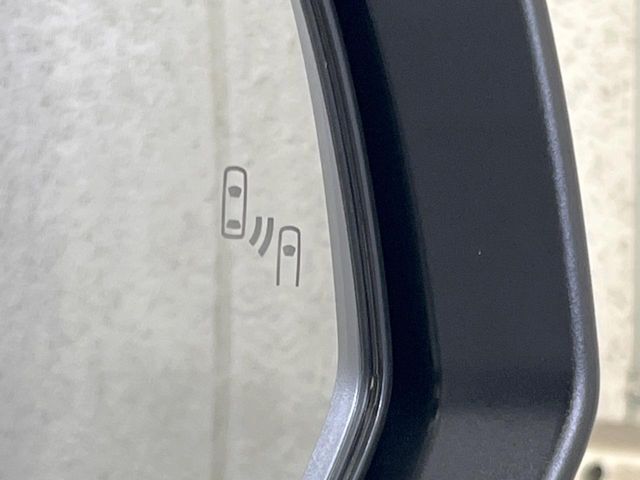 【ブラインドスポットモニター】走行中、ドアミラーの死角になりやすい箇所に後続車が接近するとサイドミラーのレンズに警告を表示！ドライバーに注意喚起をしてくれます。