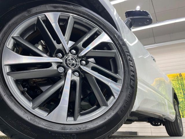 【純正アルミホイール】デザイン性の高い純正アルミホイールを装着しております。各種社外アルミホイールや、スタッドレスタイヤも取扱いしております。是非ご相談ください♪