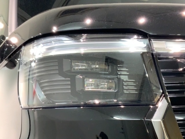 LEDヘッドライトは、点灯の瞬間から最大光量を発揮し、突然暗くなるトンネルなどでの安定感を高めます。