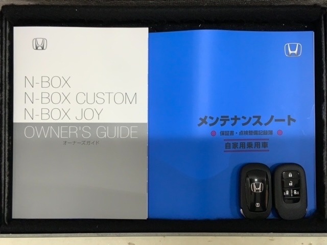 スマートキーは鍵をバッグに入れたままでもドアロックの開閉やエンジンのON・OFFができます。夜間や雨の日も鍵を探さなくて良いので便利です。