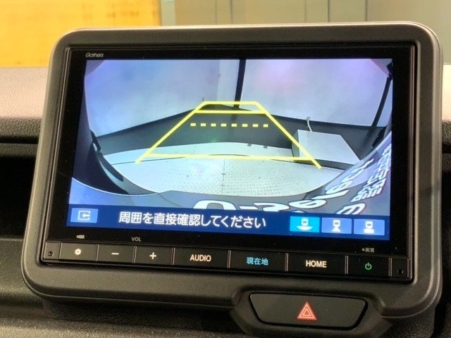 リバースギアに入れるだけで後方の表示へ切り替わります。夜間や雨の日の駐車も楽になりますよ。