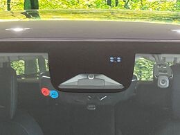 【ホンダセンシング】走行中に前方の車両等を認識し、衝突しそうな時は警報とブレーキで衝突回避と被害軽減をアシスト。より安全にドライブをお楽しみいただけます。