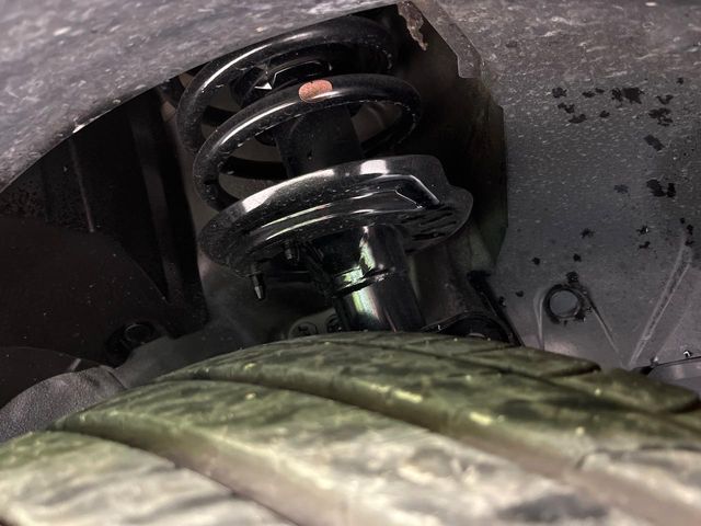 お車を安心してお乗りいただく為には、足回りの定期点検が欠かせません。サービスサポート（有償保証）では無料点検もご提供しており、安心のカーライフをお過ごしいただけるサポート体制が整っています。
