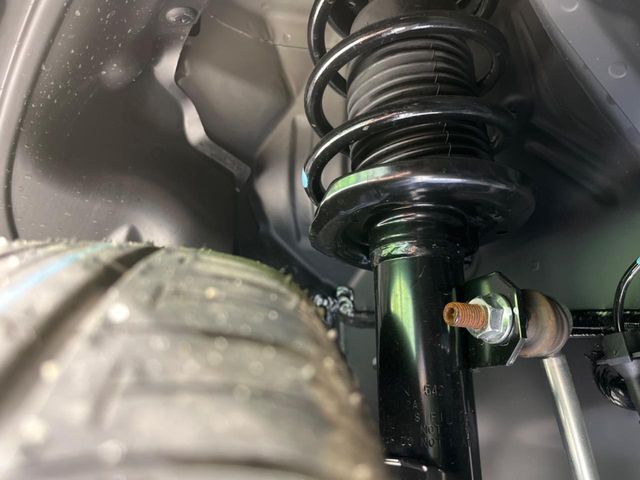お車を安心してお乗りいただく為には、足回りの定期点検が欠かせません。サービスサポート（有償保証）では無料点検もご提供しており、安心のカーライフをお過ごしいただけるサポート体制が整っています。