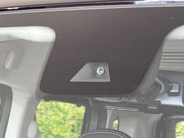 【三菱e-Assist】走行中に前方の車両等を認識し、衝突しそうな時は警報とブレーキで衝突回避と被害軽減をアシスト。より安全にドライブをお楽しみいただけます。